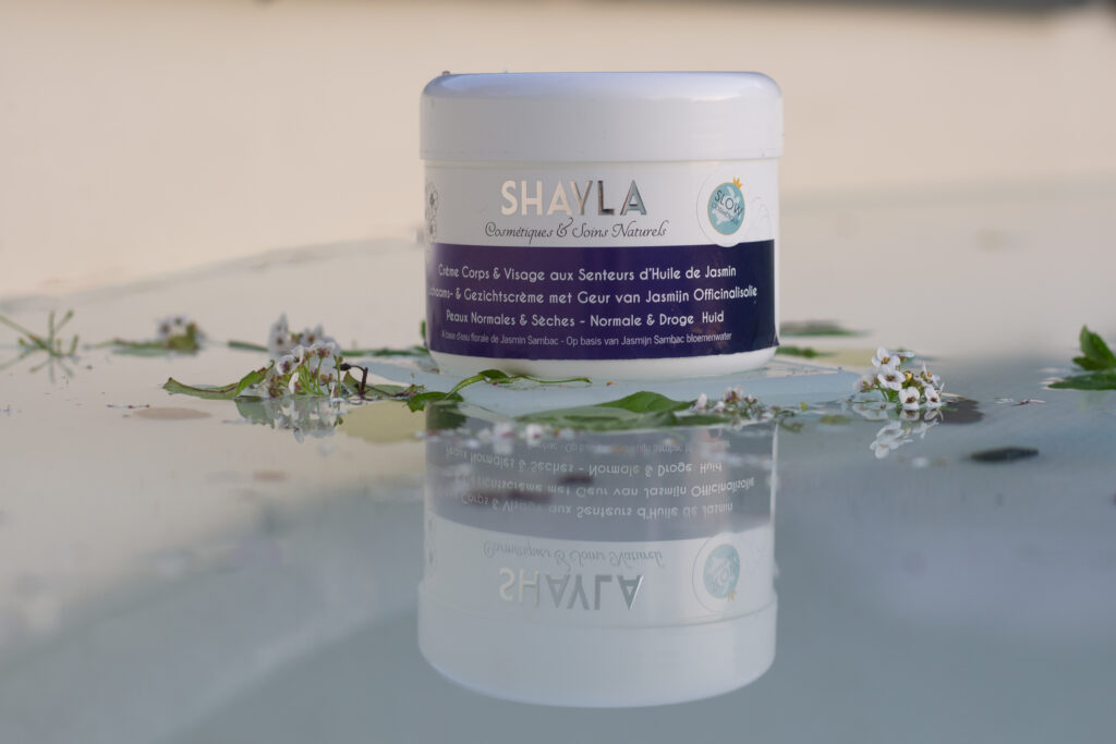 LES SOINS NATURELS SHAYLA SONT ADAPTES POUR FEMMES ENCEINTES, ALLAITANTES AINSI QUE POUR LE PEAUX FRAGILISEES PAR LA CHIMIOTHERAPIE OU RADIOTHERAPIE Laboratoire-Shayla-cosmetiques-naturels-belge-Belgique-1 PRODUITS NOBLES, NATURELS & EFFICACES QUI PENSENT À VOTRE PEAU ET A LA PLANETE ! Les produits Shayla sont issus de l’agriculture biologique. Les ingrédients superflus ont été éliminés. Les 5 ingrédients que contiennent toutes les crèmes sont naturels & Bio. Il n y a pas d’ajout d’eau. Les crèmes ne contiennent pas d’eau minéralisée qui n’apporte rien à la peau La partie huileuse sont des huiles végétales bio et ne proviennent pas de dérivés pétrochimiques Shayla Cosmétique & soins naturels est une ligne de soins Belge éco-responsable. Elle vous garanti une protection hydratante ainsi qu’une peau saine et tout en respectant l’environnement . Tous les produits sont garantis sans matières pétrochimiques et synthétiques, parabènes, phtalates, silicones, colorants. Aucun produit ne contient des parfums de synthèse. LES SOINS SHAYLA COSMETIQUES APPORTENT UNE TEXTURE DOUCE – FRAICHE – FINE & NON GRASSE A VOTRE PEAU LES PRODUITS SONT FABRIQUES EN BELGIQUE LES PRODUITS SHAYLA COSMETIQUES & SOINS NATURELS NE SONT PAS TESTES SUR LES ANIMAUX – SONT 100% VEGANS UTILISEZ LES RECHARGES ET PROFITEZ DES POINTS SHAYLA POUR CHOISIR VOS CREMES TOUT EN PENSANT A NOTRE PLANETE DEMANDEZ CONSEILS : https://shayla-cosmetics.com/contact/ ou 0032 473 67 86 50 LES CONTENANTS SONT 100% RECYCLABLES Laboratoire Shayla à Bierghes