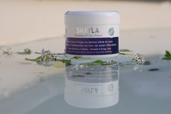 LES SOINS NATURELS SHAYLA SONT ADAPTES POUR FEMMES ENCEINTES, ALLAITANTES AINSI QUE POUR LE PEAUX FRAGILISEES PAR LA CHIMIOTHERAPIE OU RADIOTHERAPIE Laboratoire-Shayla-cosmetiques-naturels-belge-Belgique-1 PRODUITS NOBLES, NATURELS & EFFICACES QUI PENSENT À VOTRE PEAU ET A LA PLANETE ! Les produits Shayla sont issus de l’agriculture biologique. Les ingrédients superflus ont été éliminés. Les 5 ingrédients que contiennent toutes les crèmes sont naturels & Bio. Il n y a pas d’ajout d’eau. Les crèmes ne contiennent pas d’eau minéralisée qui n’apporte rien à la peau La partie huileuse sont des huiles végétales bio et ne proviennent pas de dérivés pétrochimiques Shayla Cosmétique & soins naturels est une ligne de soins Belge éco-responsable. Elle vous garanti une protection hydratante ainsi qu’une peau saine et tout en respectant l’environnement . Tous les produits sont garantis sans matières pétrochimiques et synthétiques, parabènes, phtalates, silicones, colorants. Aucun produit ne contient des parfums de synthèse. LES SOINS SHAYLA COSMETIQUES APPORTENT UNE TEXTURE DOUCE – FRAICHE – FINE & NON GRASSE A VOTRE PEAU LES PRODUITS SONT FABRIQUES EN BELGIQUE LES PRODUITS SHAYLA COSMETIQUES & SOINS NATURELS NE SONT PAS TESTES SUR LES ANIMAUX – SONT 100% VEGANS UTILISEZ LES RECHARGES ET PROFITEZ DES POINTS SHAYLA POUR CHOISIR VOS CREMES TOUT EN PENSANT A NOTRE PLANETE DEMANDEZ CONSEILS : https://shayla-cosmetics.com/contact/ ou 0032 473 67 86 50 LES CONTENANTS SONT 100% RECYCLABLES Laboratoire Shayla à Bierghes