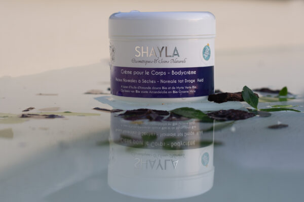 LES SOINS NATURELS SHAYLA SONT ADAPTES POUR FEMMES ENCEINTES, ALLAITANTES AINSI QUE POUR LE PEAUX FRAGILISEES PAR LA CHIMIOTHERAPIE OU RADIOTHERAPIE Laboratoire-Shayla-cosmetiques-naturels-belge-Belgique-1 PRODUITS NOBLES, NATURELS & EFFICACES QUI PENSENT À VOTRE PEAU ET A LA PLANETE ! Les produits Shayla sont issus de l’agriculture biologique. Les ingrédients superflus ont été éliminés. Les 5 ingrédients que contiennent toutes les crèmes sont naturels & Bio. Il n y a pas d’ajout d’eau. Les crèmes ne contiennent pas d’eau minéralisée qui n’apporte rien à la peau La partie huileuse sont des huiles végétales bio et ne proviennent pas de dérivés pétrochimiques Shayla Cosmétique & soins naturels est une ligne de soins Belge éco-responsable. Elle vous garanti une protection hydratante ainsi qu’une peau saine et tout en respectant l’environnement . Tous les produits sont garantis sans matières pétrochimiques et synthétiques, parabènes, phtalates, silicones, colorants. Aucun produit ne contient des parfums de synthèse. LES SOINS SHAYLA COSMETIQUES APPORTENT UNE TEXTURE DOUCE – FRAICHE – FINE & NON GRASSE A VOTRE PEAU LES PRODUITS SONT FABRIQUES EN BELGIQUE LES PRODUITS SHAYLA COSMETIQUES & SOINS NATURELS NE SONT PAS TESTES SUR LES ANIMAUX – SONT 100% VEGANS UTILISEZ LES RECHARGES ET PROFITEZ DES POINTS SHAYLA POUR CHOISIR VOS CREMES TOUT EN PENSANT A NOTRE PLANETE DEMANDEZ CONSEILS : https://shayla-cosmetics.com/contact/ ou 0032 473 67 86 50 LES CONTENANTS SONT 100% RECYCLABLES Laboratoire Shayla à Bierghes